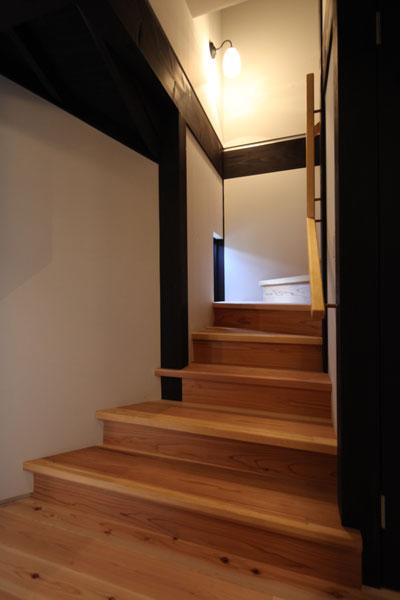 横浜都筑の家－No15　2階への階段